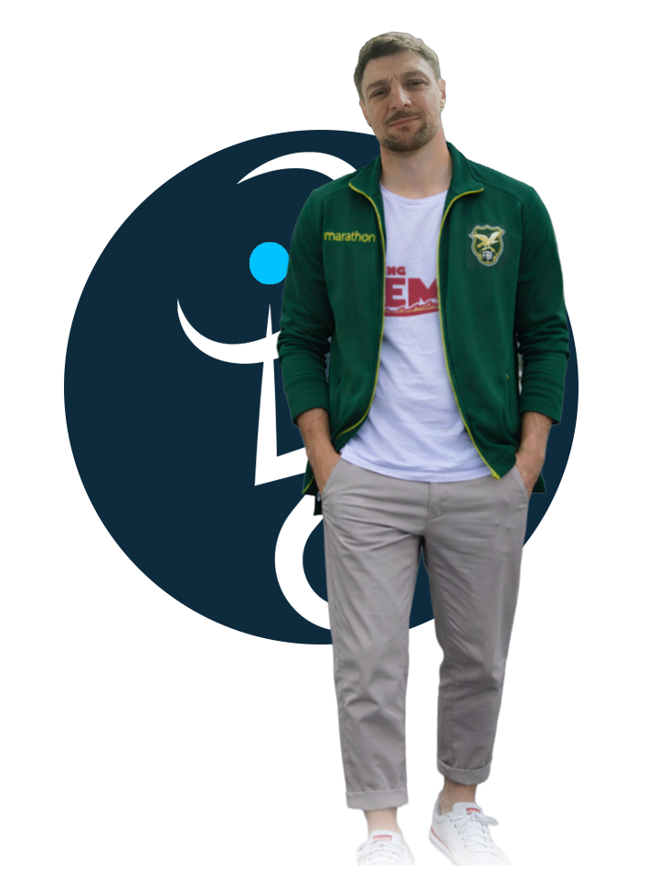 Otávio Pilz, designer gráfico e webdesigner, em foto de perfil para portfólio profissional